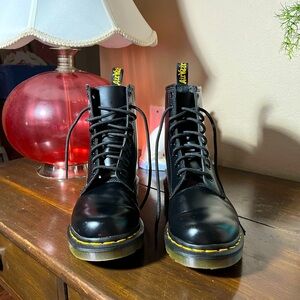 DR MARTENS 1460 LACE UP BOOTS. SIZE 8